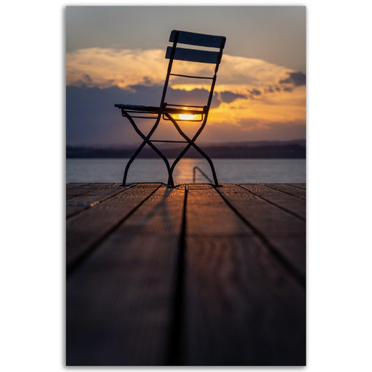 Rustikaler Charme: Sonnenuntergang am Holzsteg - Premium Poster